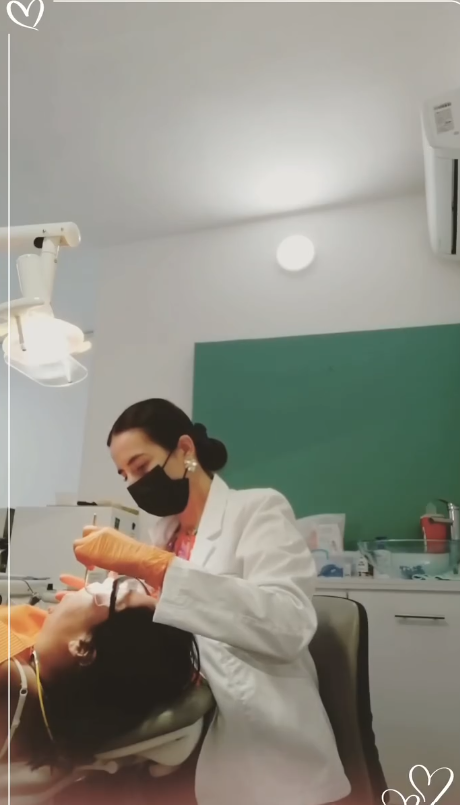 Dra. Elizabeth Baltazar atendiendo a una paciente en el sillón dental de Acqua Dental Spa